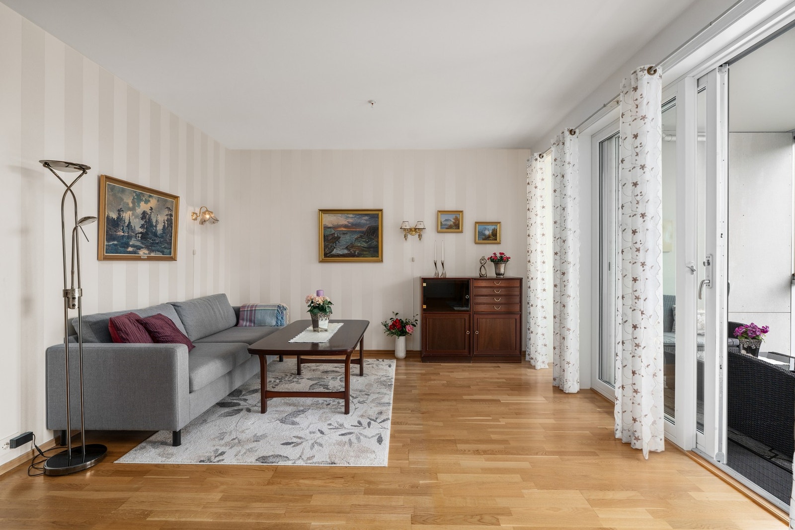 Stue med utgang til innglasset balkong Galleribilde