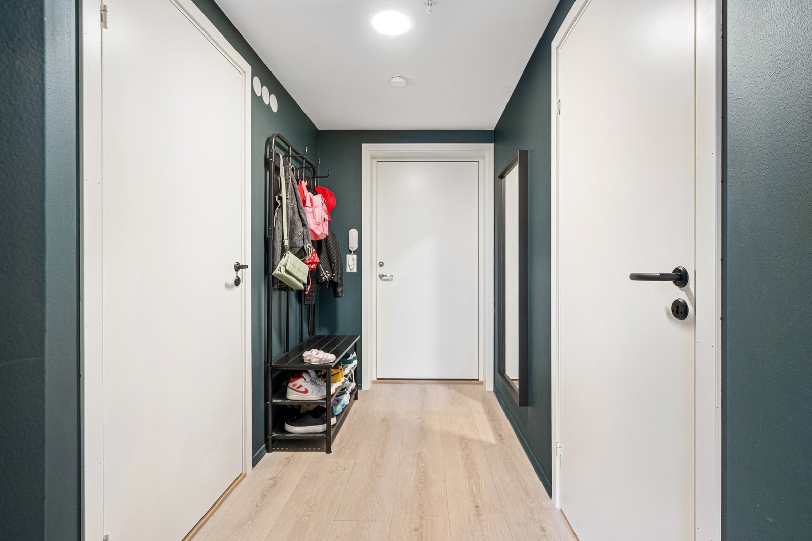 Innbydende entré med god plass til å henge fra seg yttertøy. Galleribilde