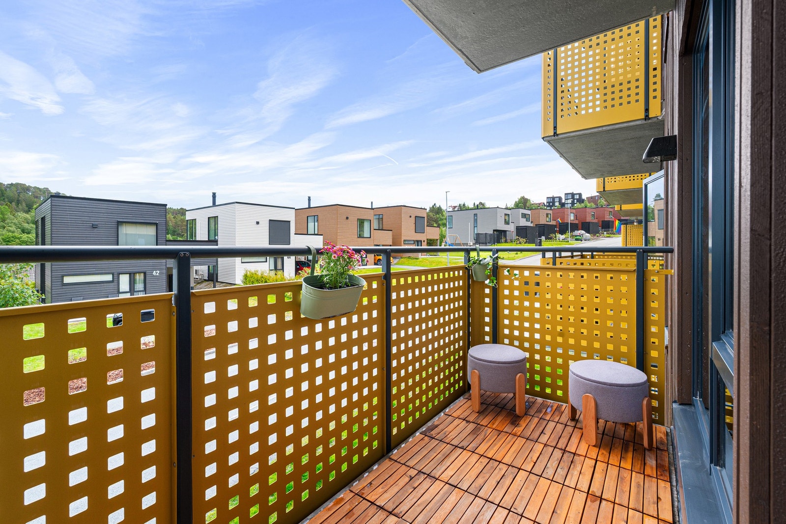 Balkongen måler ca. 4,5m² og har god plass til ønsket utemøblement, grill mm. Området beskrives som rolig med lite trafikk. Galleribilde