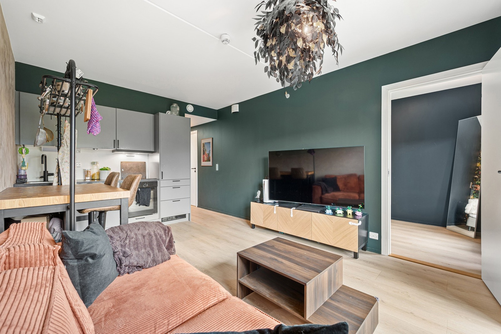Stue/kjøkken måler ca. 16,2m² og har god plass til stuemøblement, spisegruppe mm. Galleribilde
