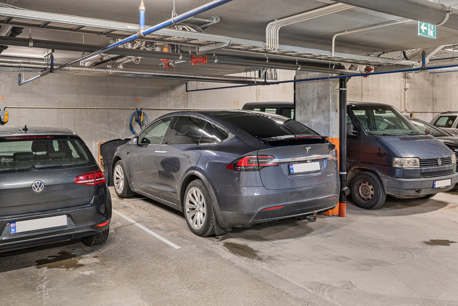 Leiligheten har også fast parkeringsplass i kjeller med opplegg for elbil. I kjeller har man også en praktisk sportsbod. Galleribilde