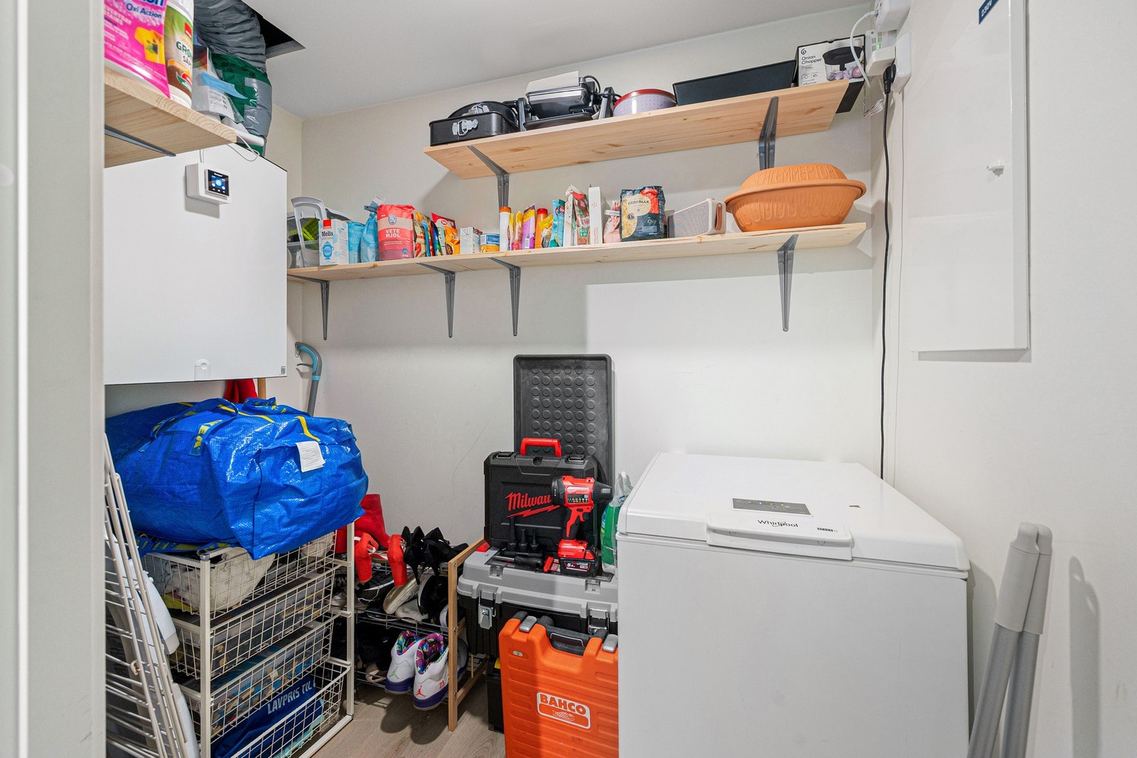 Fra soverom 2 har man også en innvendig bod på ca. 3m² med god lagringsplass og stikkontakt for fryser. Galleribilde