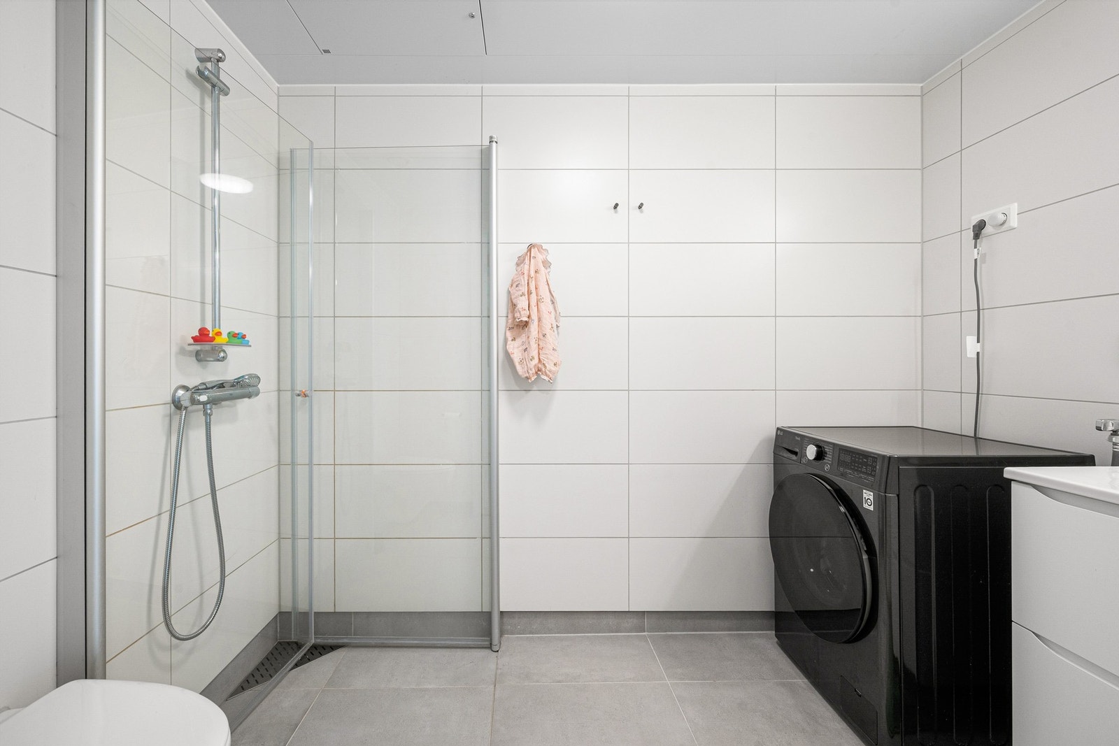 Av innredning finnes vegghengt innredning med god plass for oppbevaring, opplegg for vaskemaskin, dusjnisje med innfellbare dører og vegghengt toalett. Galleribilde