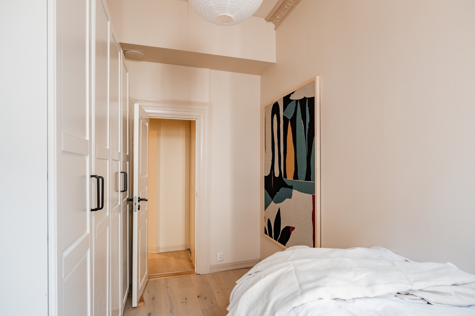 Gode oppbevaringsmuligheter i garderobeskapsrekke. Galleribilde