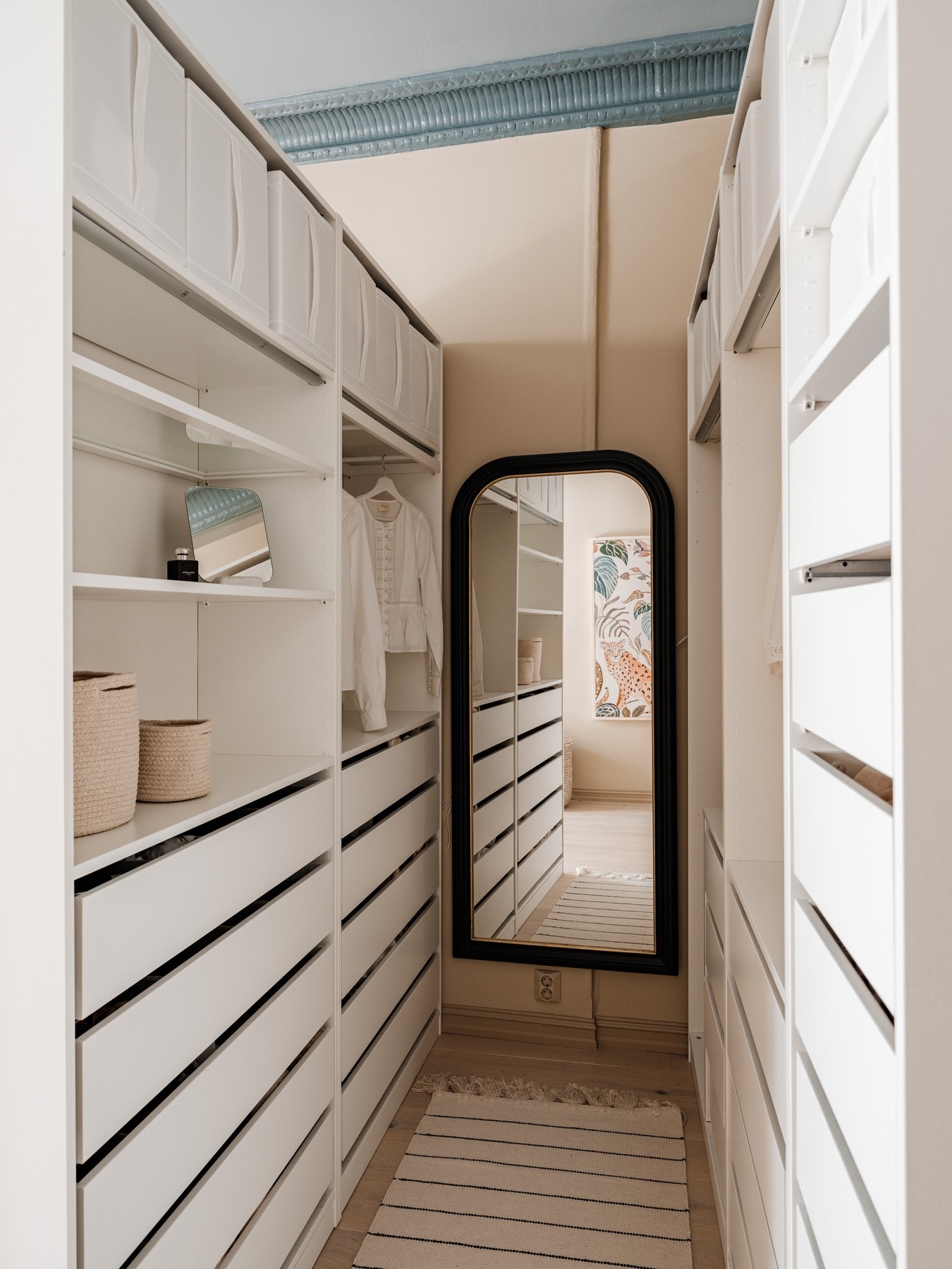Meget godt innredet walk-in-closet med gode oppbevaringsmuligheter. Galleribilde