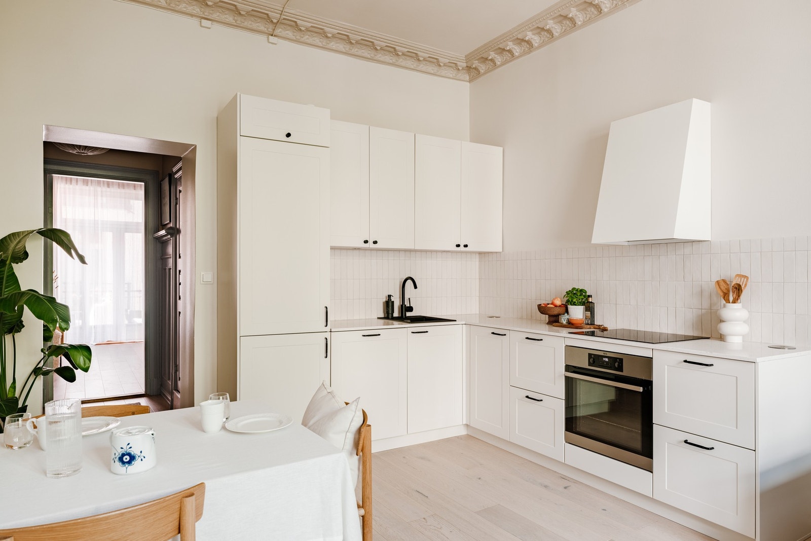 Dette er et kjøkken som inviterer til både hverdagsmåltider og lange kvelder rundt spisebordet - gjennomført, stilrent og skapt for å vare. Galleribilde