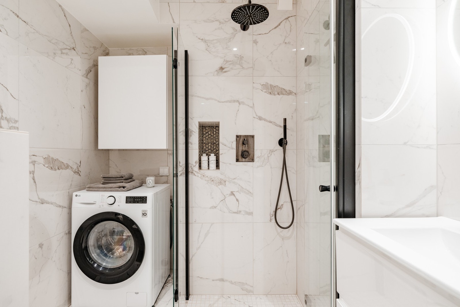 Badet fremstår som både funksjonelt og estetisk tiltalende, med gode løsninger som gjør det godt egnet for moderne bruk. Galleribilde