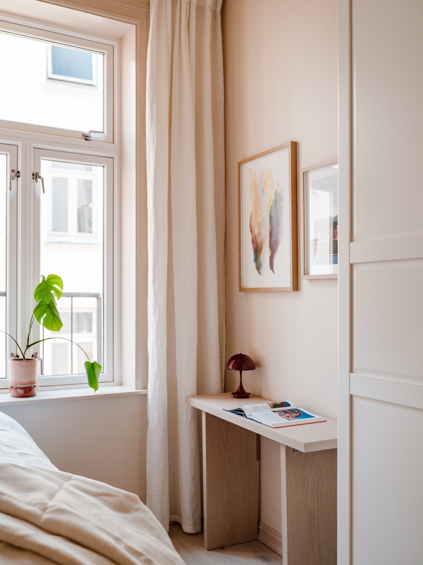 Rommet egner seg like godt som barnerom eller gjesterom som et hjemmekontor for den som ønsker en skjermet arbeidsplass. Galleribilde