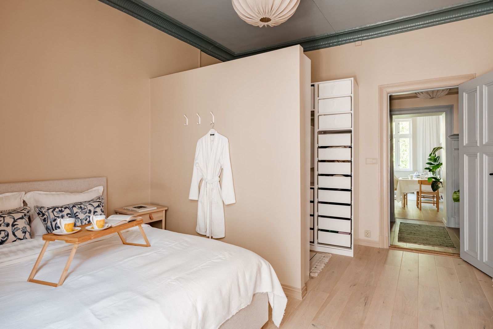 Lettvegg mellom walk-in-closet og sovesonen kan enkelt fjernes dersom man ønsker et mer åpent soverom. Andre naboer har også valgt å bruke rommet som en stor spisestue. Galleribilde