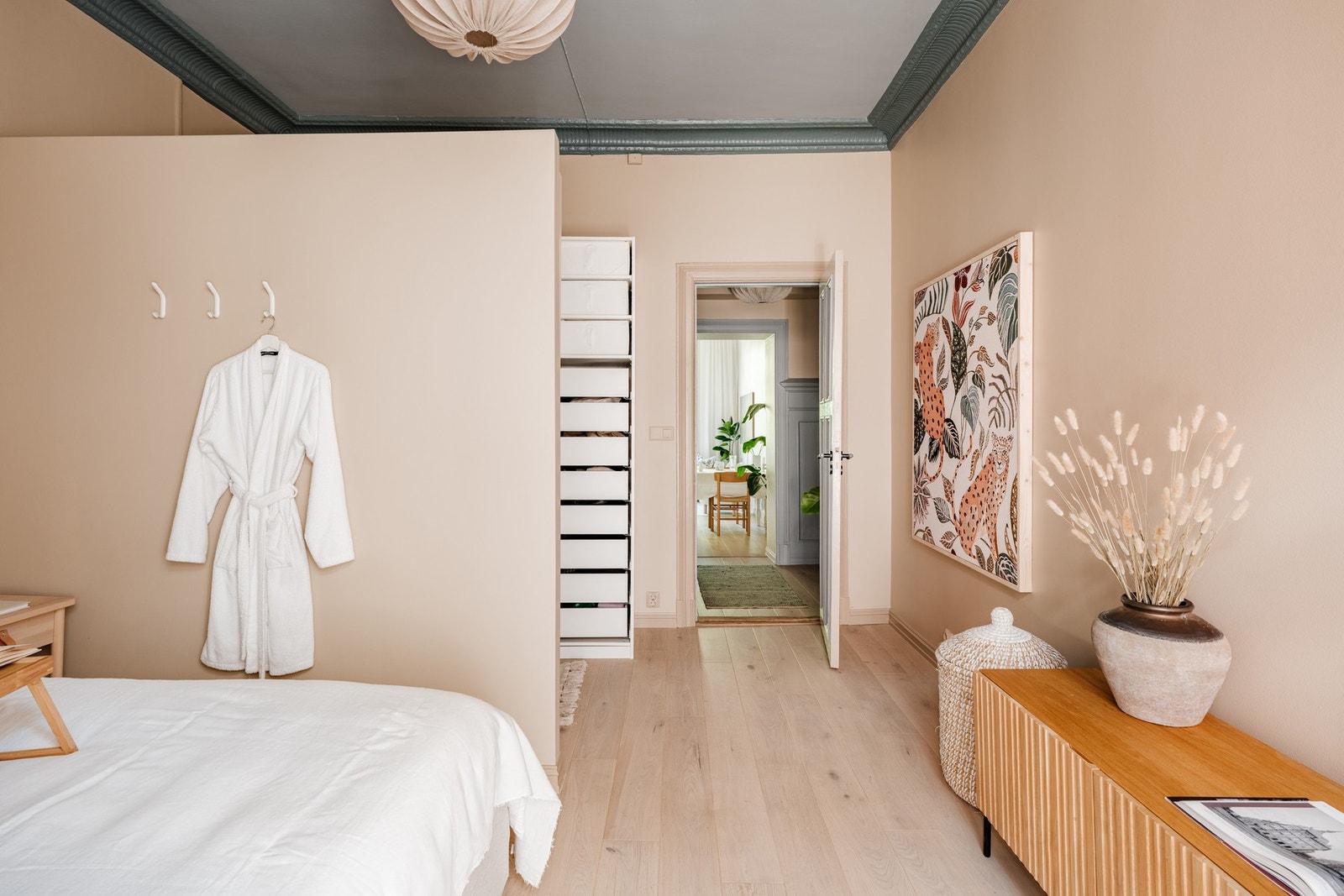 Hovedsoverommet er godt arealutnyttet, og det er etablert walk-in-closet-avdeling. Galleribilde