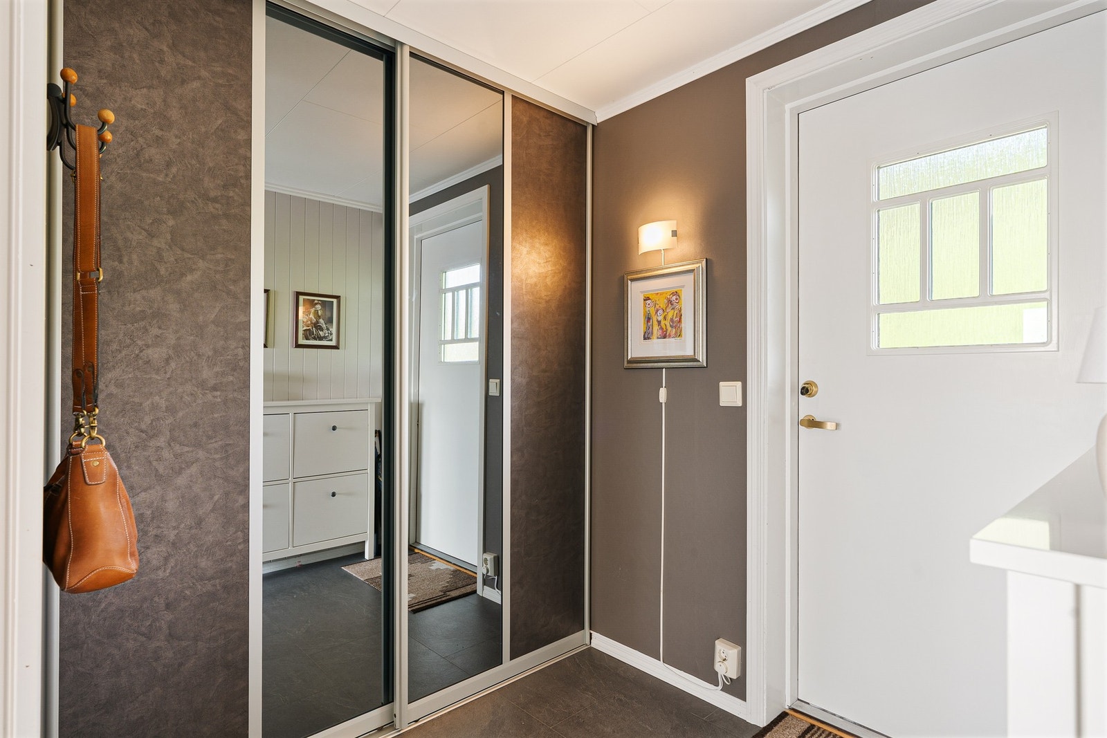 Praktisk skyvedørsgarderobe Galleribilde