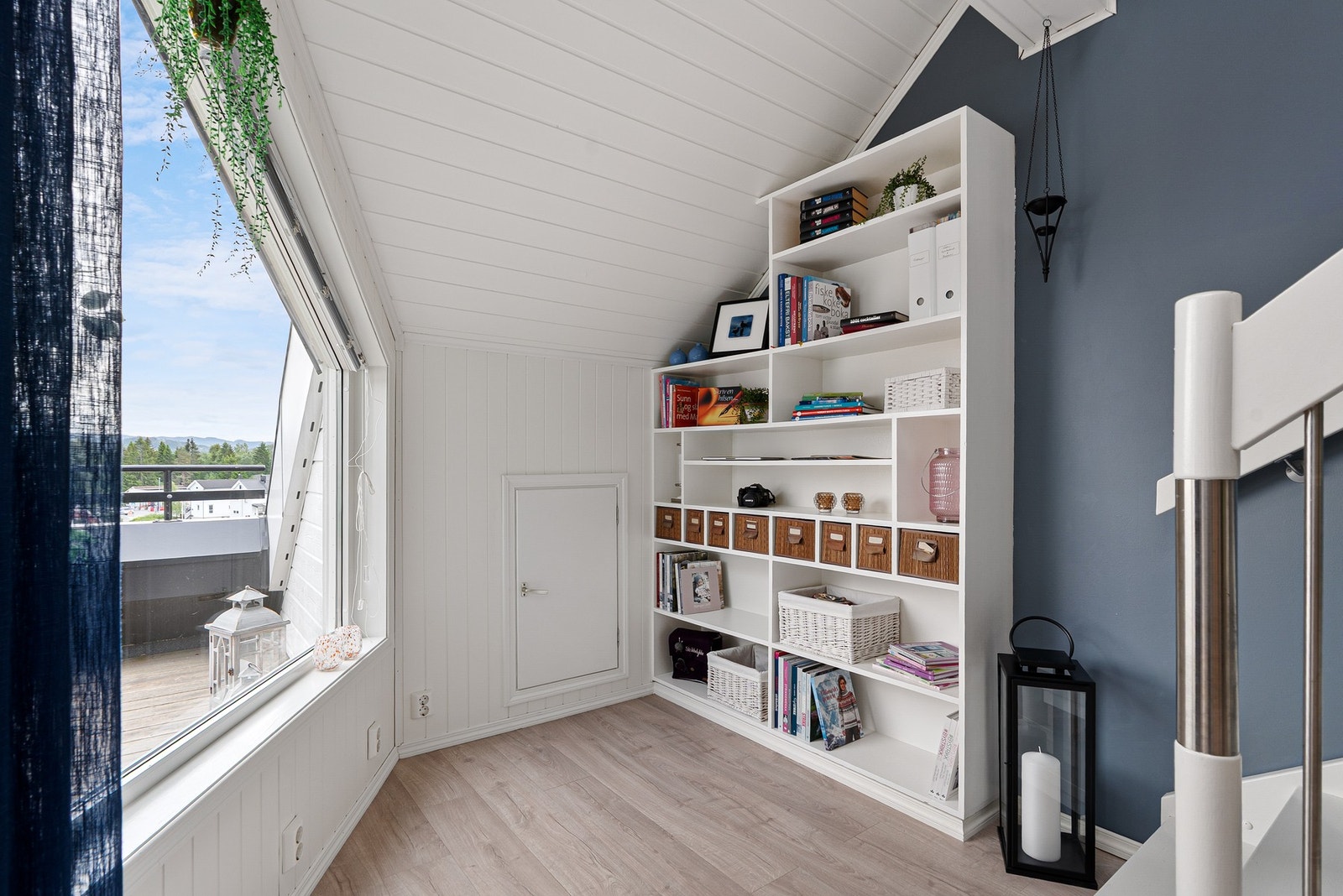 Det er romslig oppbevaringsplass inne i kneloft. Galleribilde