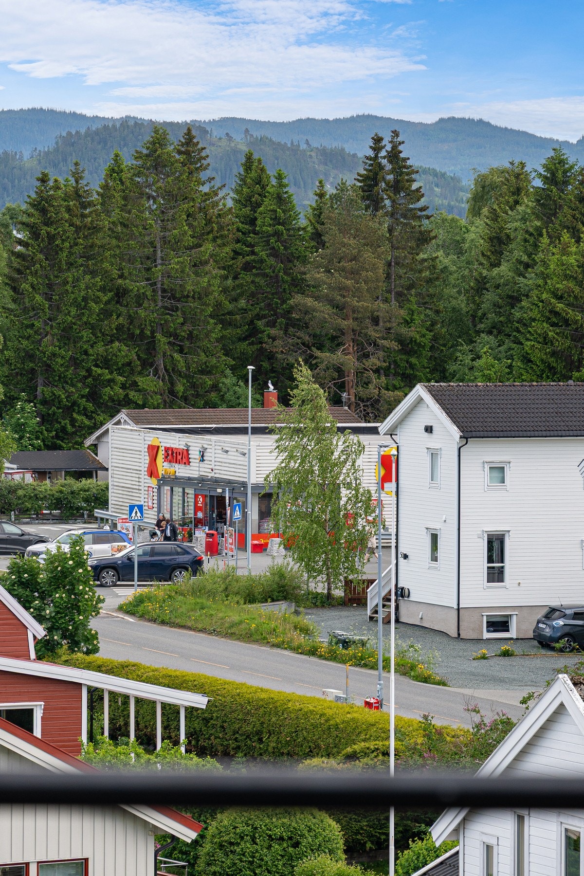 Nærbutikk og restaurant er i behagelig gangavstand. Galleribilde