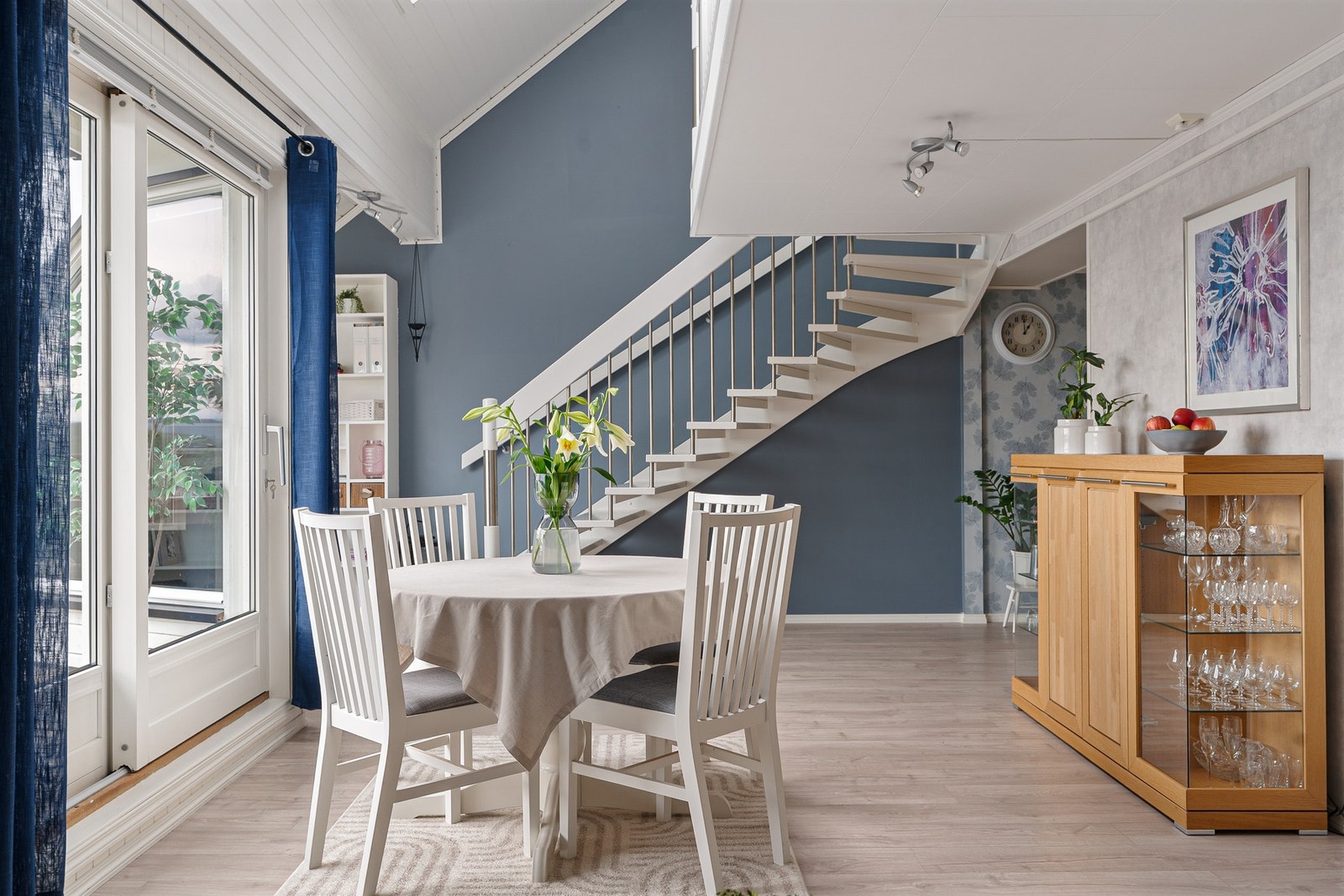 Oppe finnes 2 soverom og bad, samt mulighet for hjemmekontor på mesanin. Galleribilde