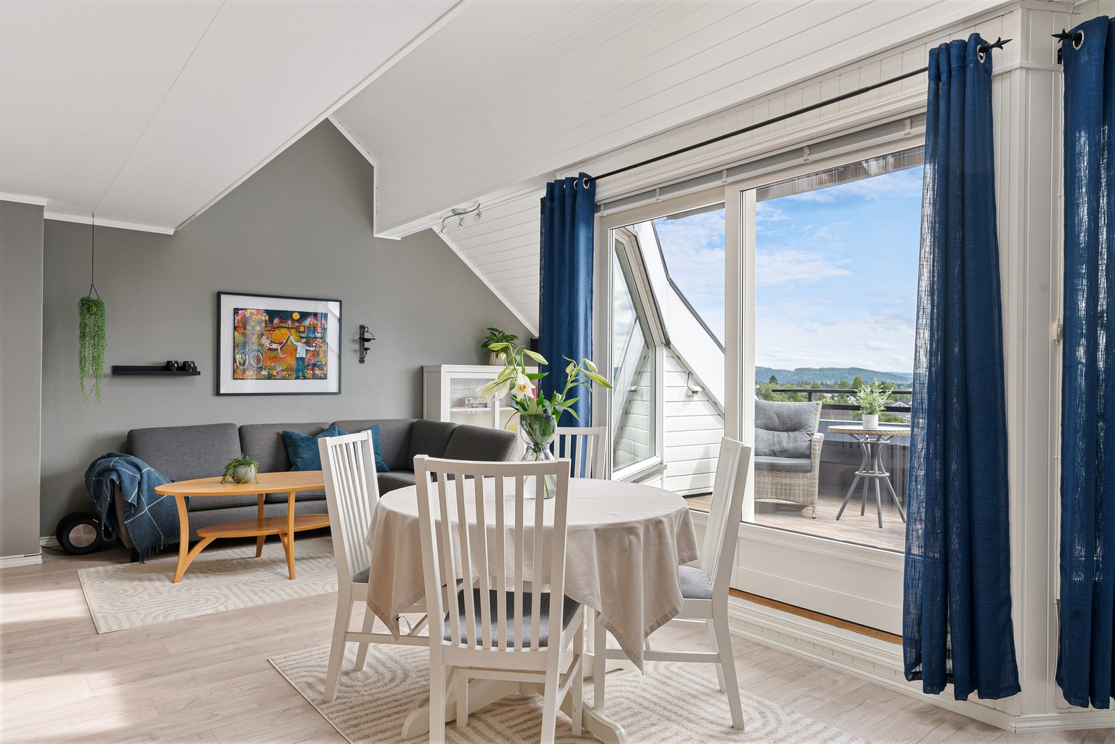 Rommet er lyst og hjemmekoselig. Galleribilde