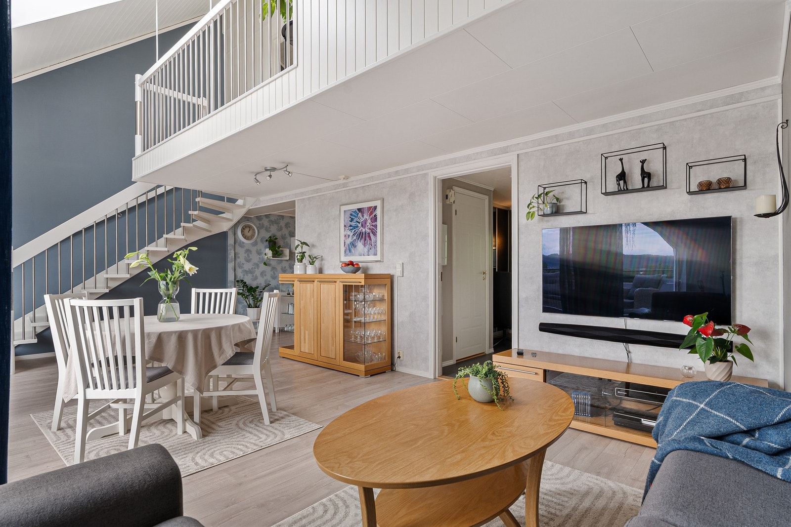 Innvendig trapp leder til mesanin og innredet loft. Galleribilde