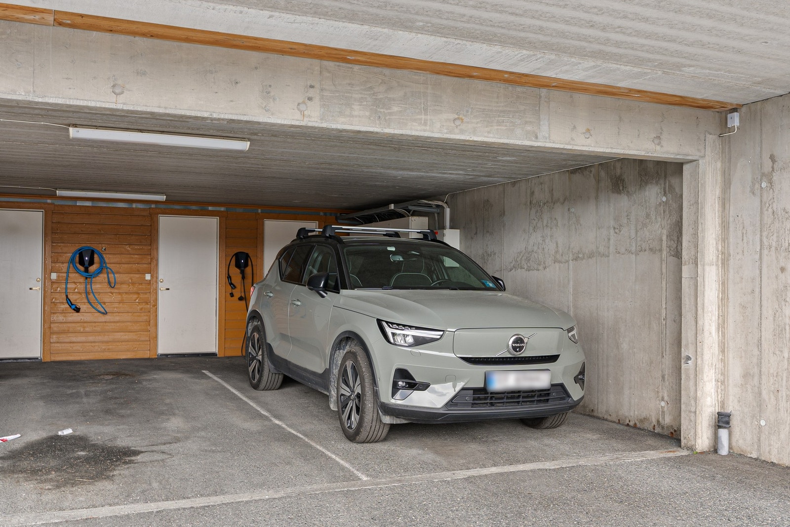 Egen parkeringsplass med lader, praktisk bod i bakkant. Galleribilde