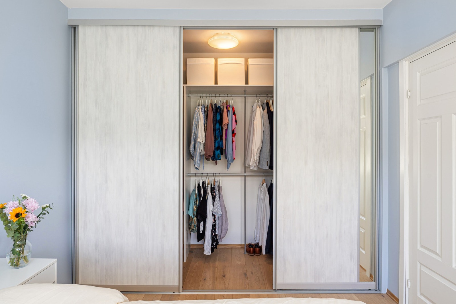 Langs den ene veggen er det etablert en stor, og dyp skyvedørsgarderobe Galleribilde