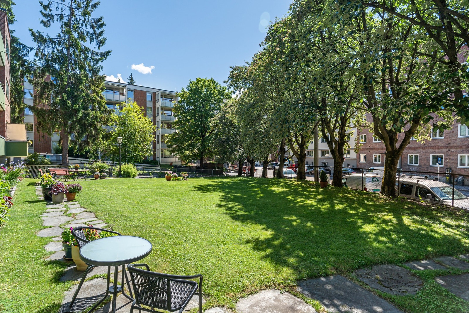 Selgers ord: Vi synes også at selve bygget er fint. Det er et funkisbygg fra 40-tallet, i klassisk tegl med skiferkledning nederst. Det er tilbaketrukket fra veien og hagen er svært velholdt og hyggelig. Galleribilde