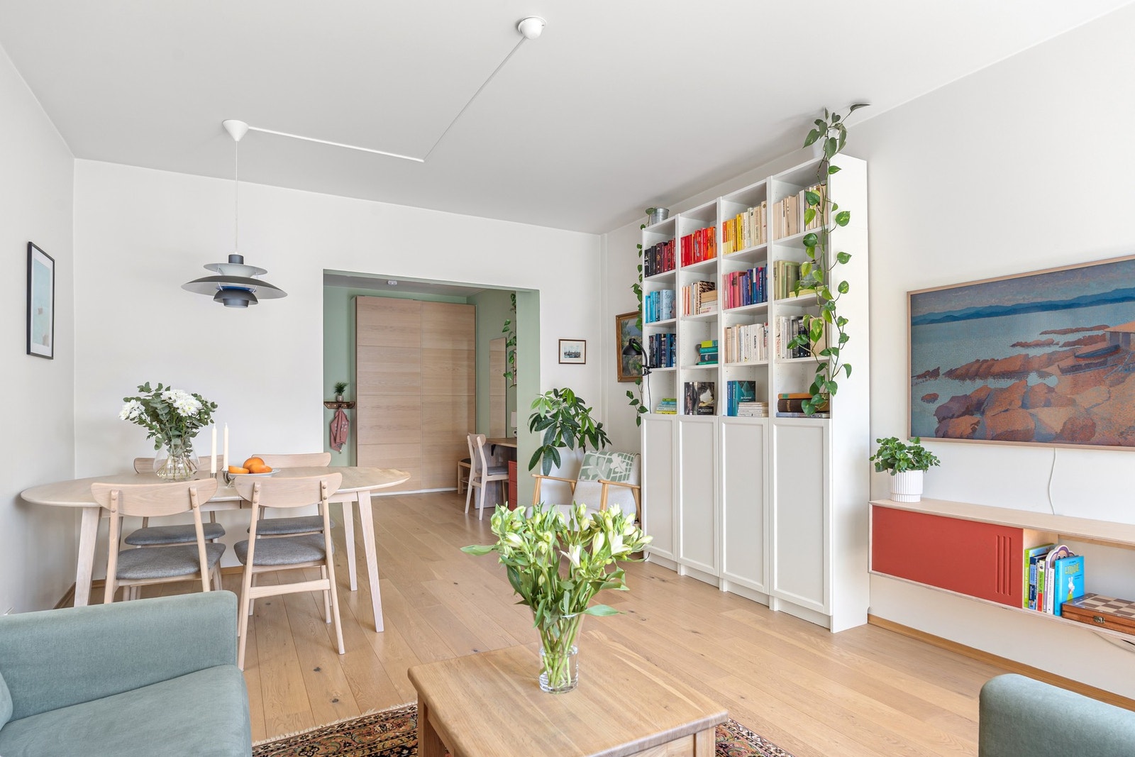 Lyse overflater, enstavs parkett og gjennomgående fine detaljer. Fleksibel planløsning gjør det enkelt å møblere. Galleribilde