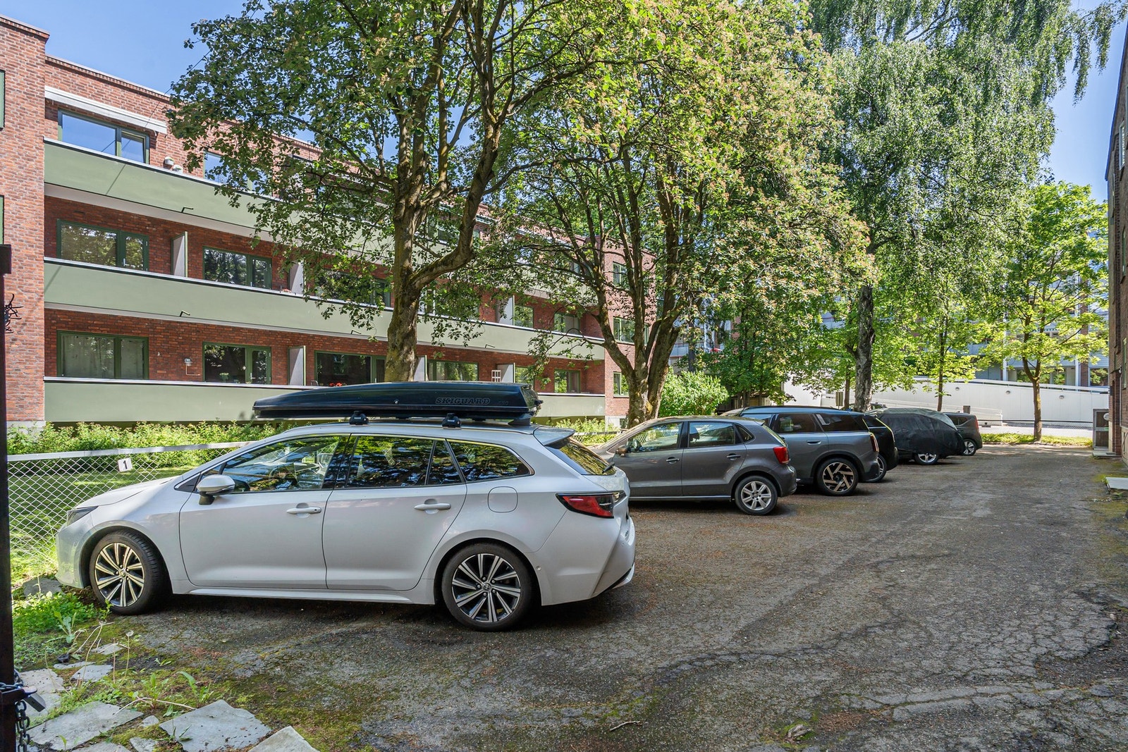 Pr. 09.06. er det ingen på venteliste på parkeringsplass, og ved salg av denne boligen vil det bli en plass ledig. Kostnaden er kr. 200 pr. mnd. Galleribilde