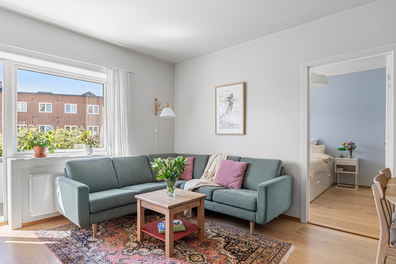 Stuen er romslig, og byr på en luftig og behagelig atmosfære med store vindusflater som slipper inn rikelig med dagslys, kombinert med 2,59 meter himlingshøyde. Galleribilde