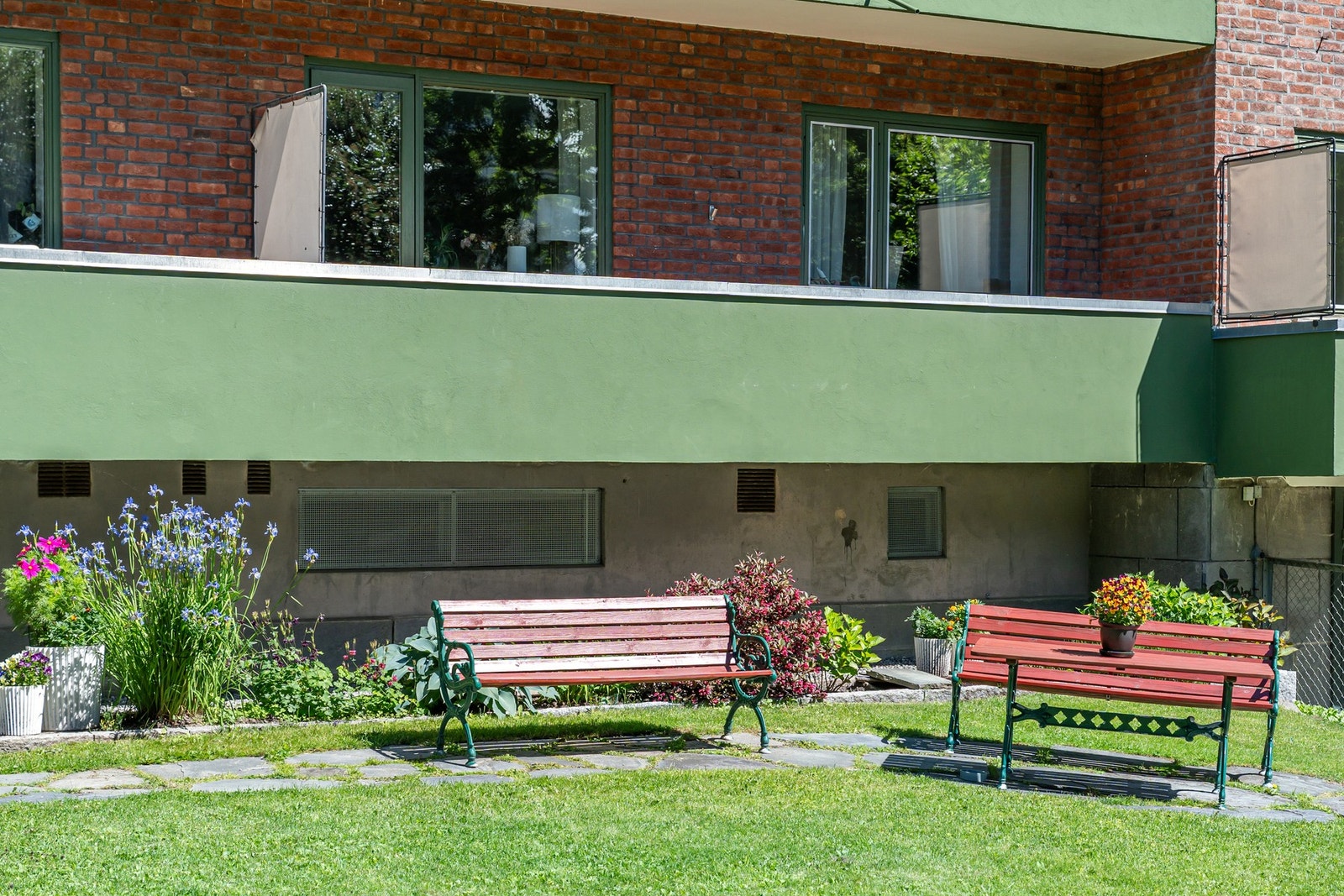 Selgers ord: Vi synes det har vært fantastisk å bo på Adamstuen. Vi har satt pris på stemningen og roen som nabolaget gir, og nærheten til Blindern, Bogstadveien, Idioten, og Stensparken. Galleribilde