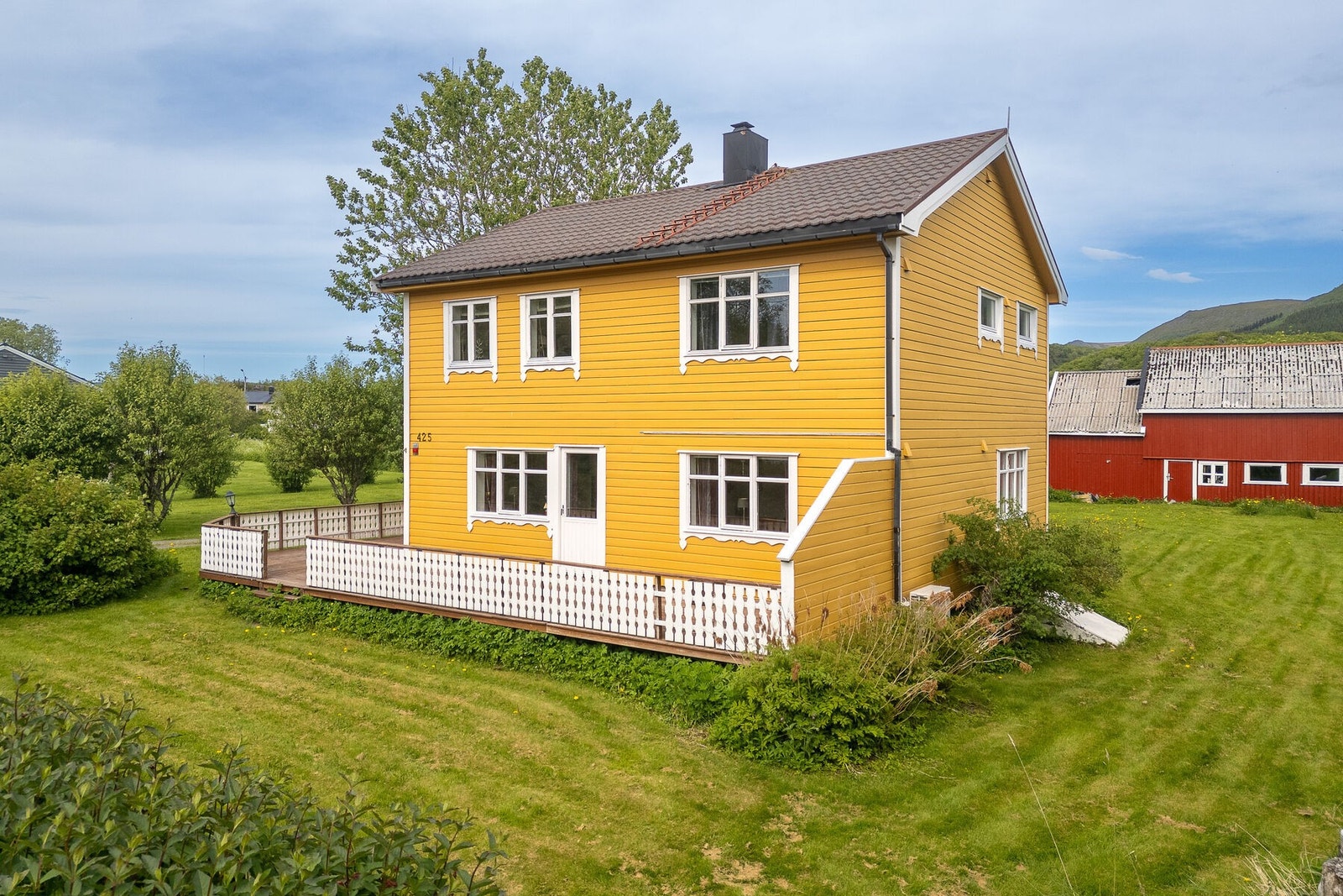 Boligen har en stor altan på 49 m² i trekonstruksjon med spaltegulv. Galleribilde