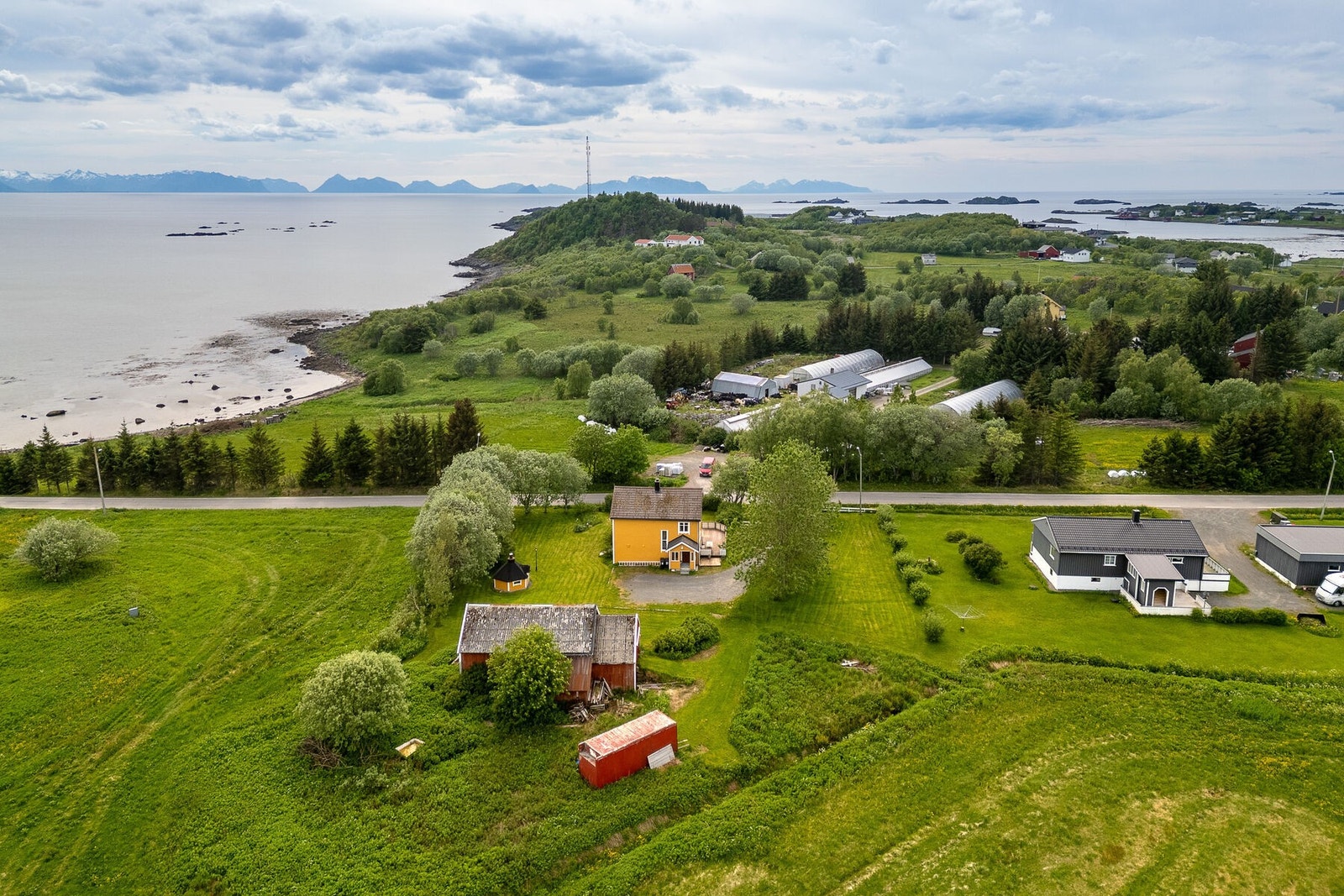 Eiendommen ligger i landlige og naturskjønne omgivelser i Bø, med nærhet til sjøen og et åpent landskap. Galleribilde
