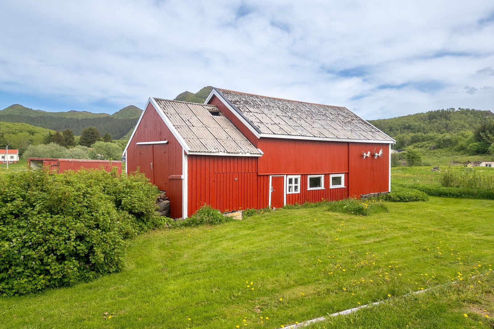 På eiendommen står en eldre fjøsbygning på 99 m² som gir rikelig med lagringsplass. Galleribilde