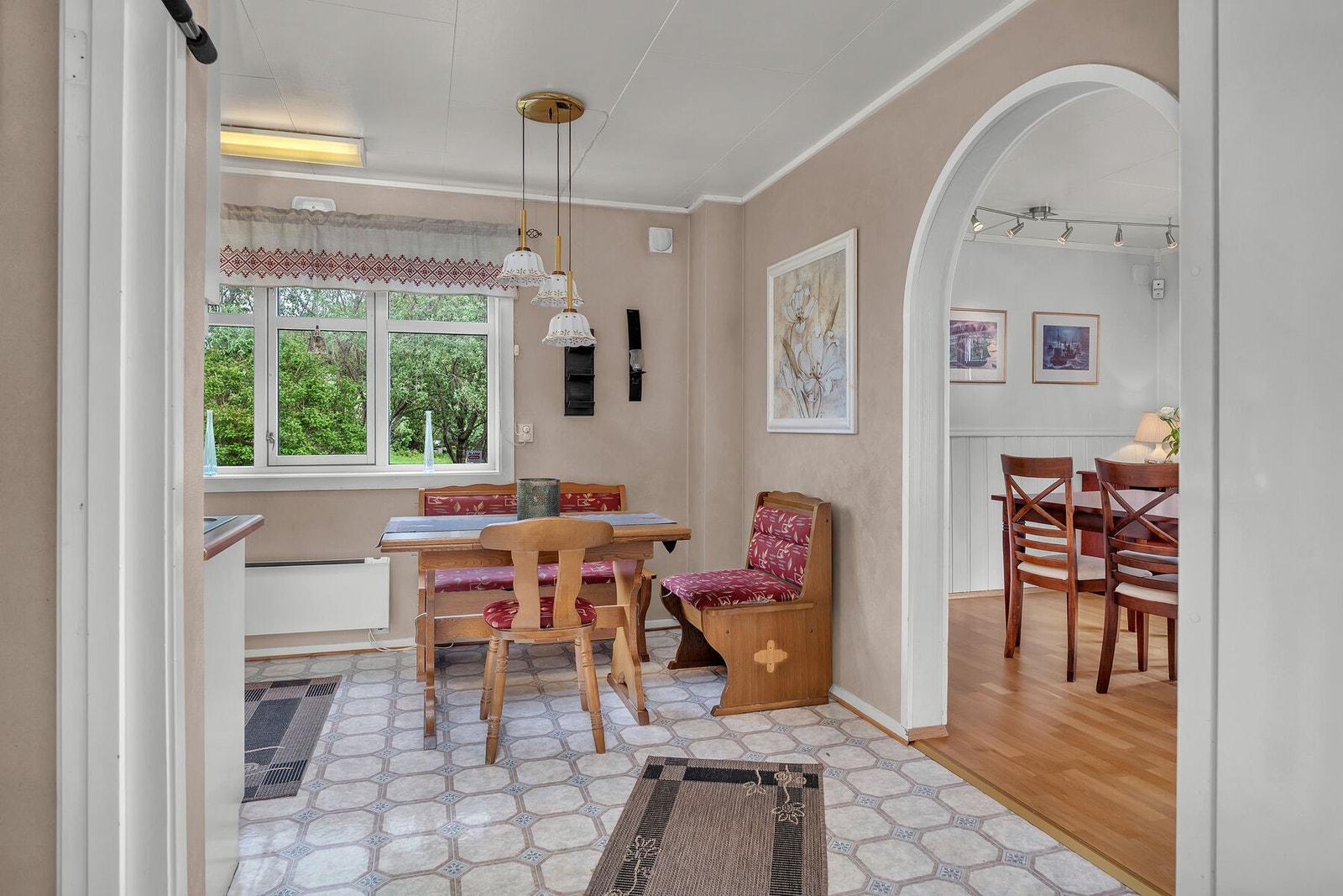 Fra spiseplassen på kjøkkenet er det en åpen siktlinje inn mot spisestuen. Galleribilde