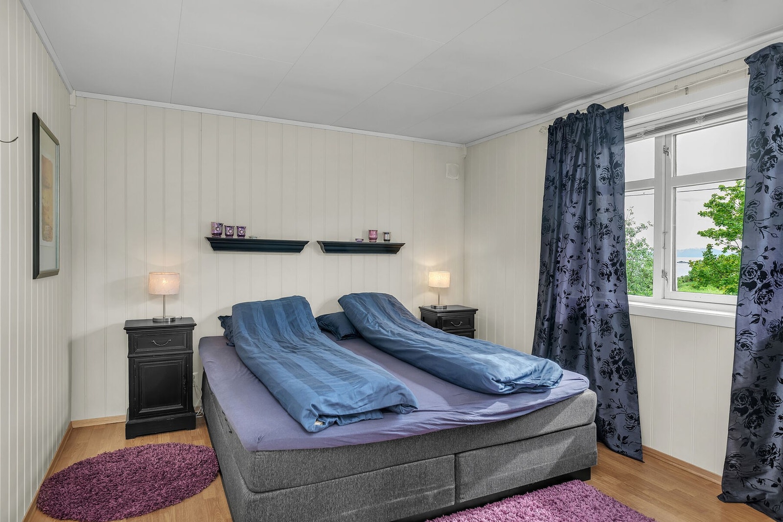 Hovedsoverommet har god plass til dobbeltseng og nattbord. Galleribilde
