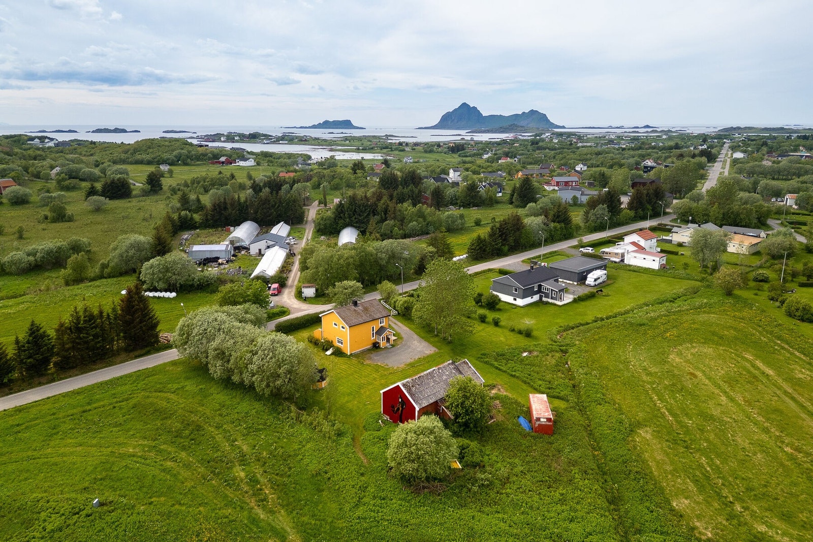 Eiendommen ligger i Steine grunnkrets i Bø kommune, et område med 340 innbyggere. Galleribilde