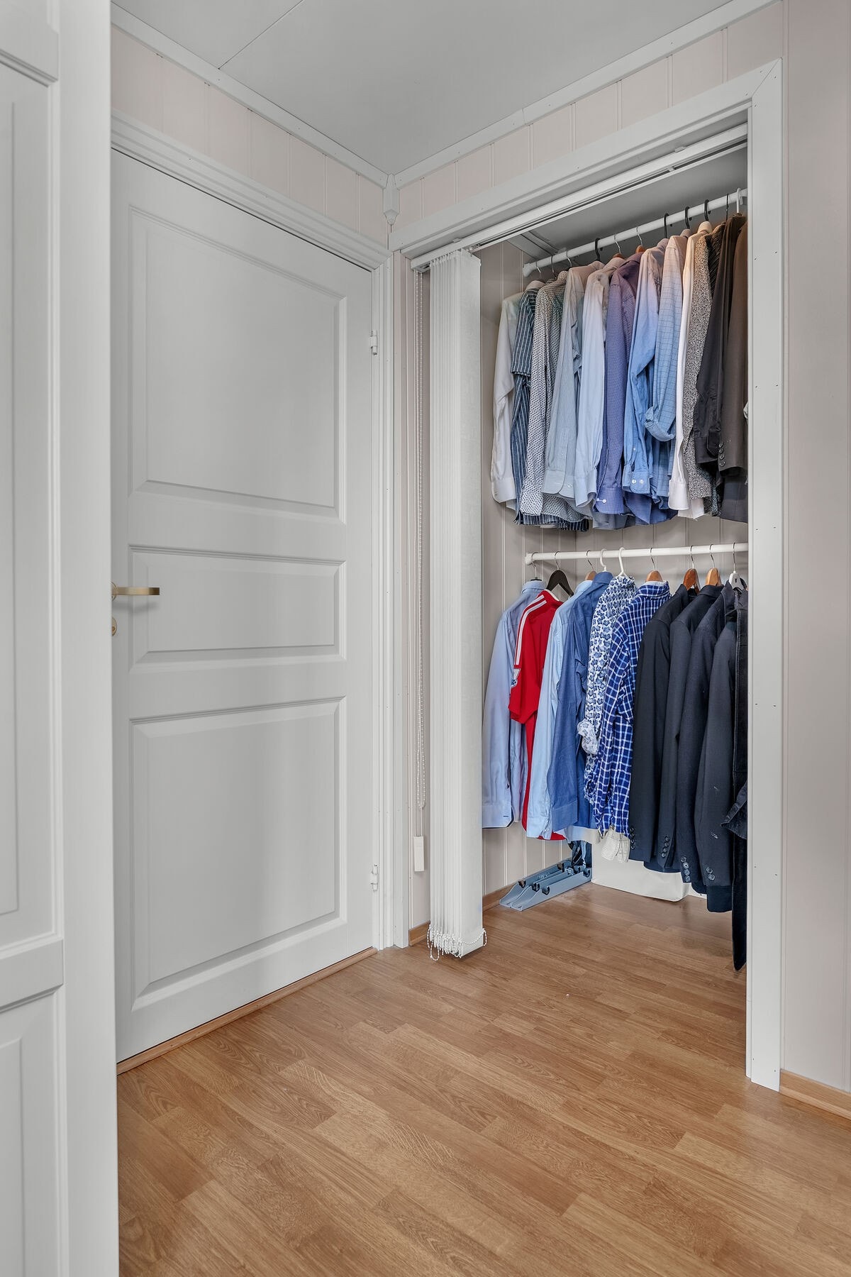 Garderobe på soverom Galleribilde
