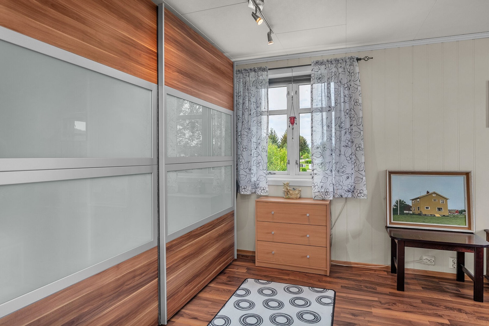 En romslig skyvedørsgarderobe gir effektiv utnyttelse av plassen på soverommet. Galleribilde