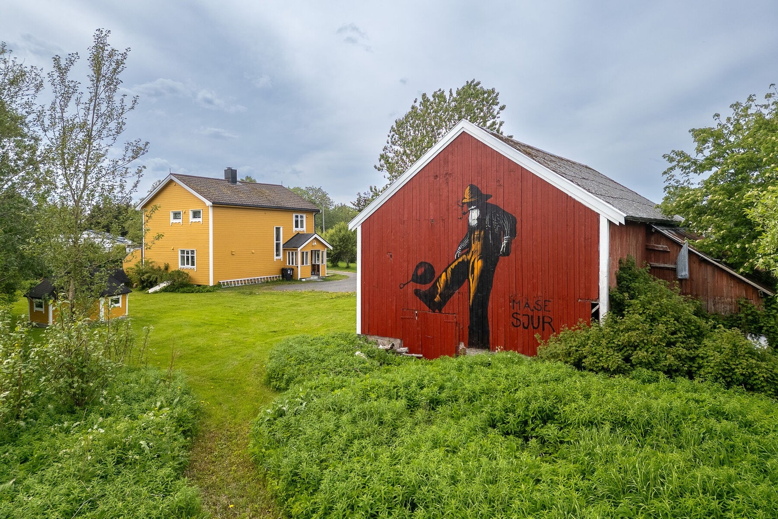 Fjøset er oppført i tre- og betongkonstruksjoner med utvendig bordkledning og saltak med bølgeeternitt. Galleribilde