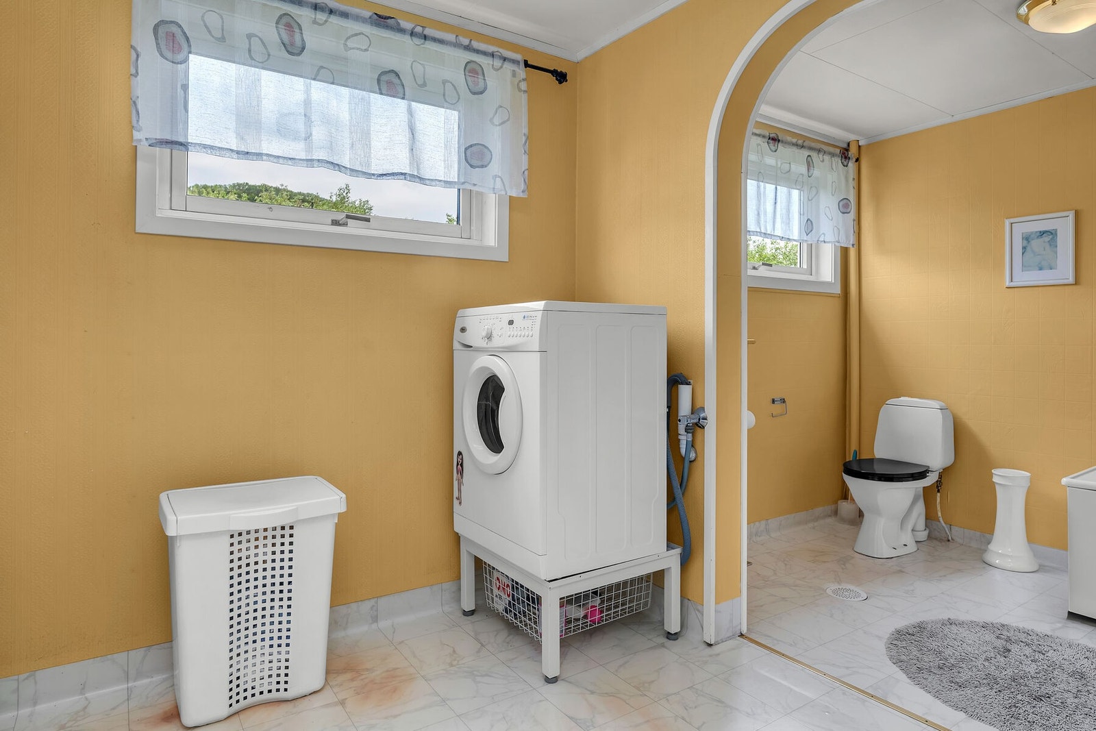 Badet fungerer også som vaskerom, med praktisk opplegg for vaskemaskin. Galleribilde
