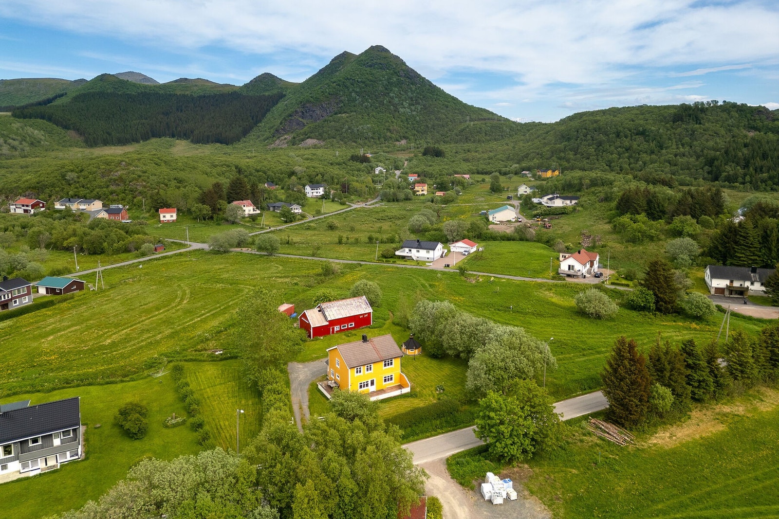 Nærområdet byr på flott turterreng med fjell og natur rett utenfor døren. Galleribilde
