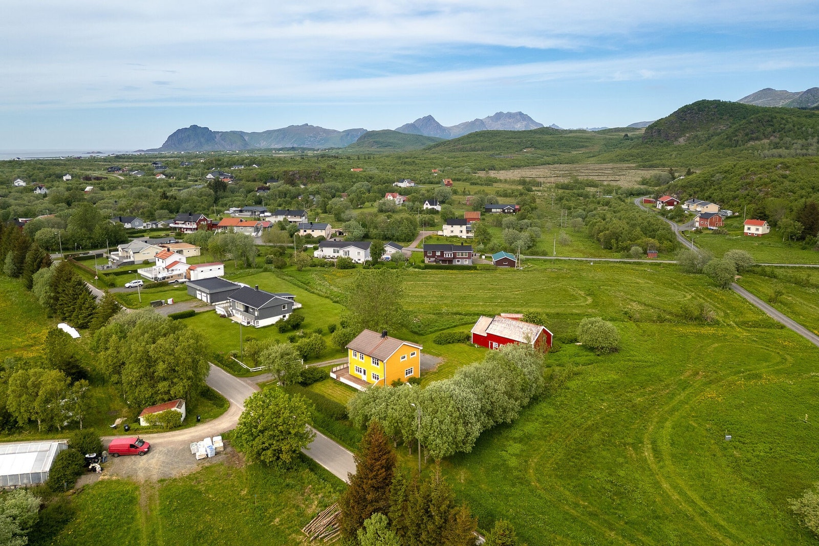 Området er preget av spredt eneboligbebyggelse og landbrukseiendommer. Galleribilde