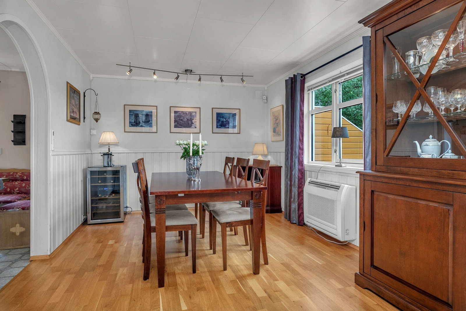 Stuen er romslig og gir plass til både sofagruppe og en egen spisestuedel. Galleribilde