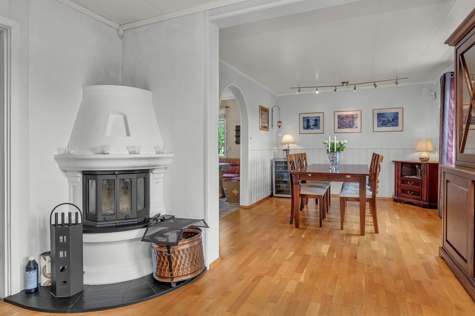 En vedovn i stuen gir en ekstra og lun varmekilde på kalde dager. Galleribilde