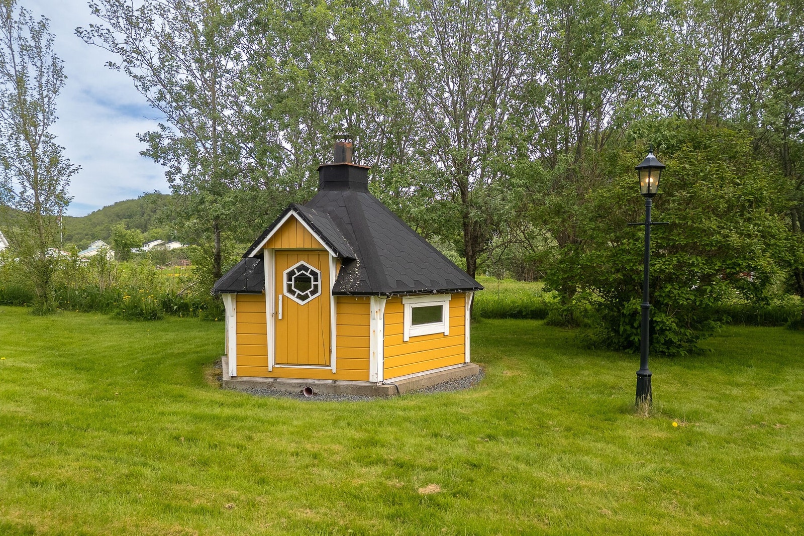 En egen grillhytte på ca. 8 m² gir mulighet for sosiale samlinger året rundt. Galleribilde