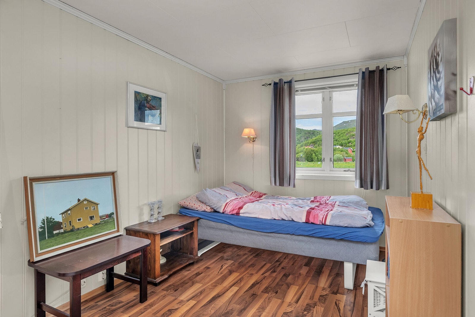Soverommene har vegger med malt panel og laminat eller tregulv. Galleribilde