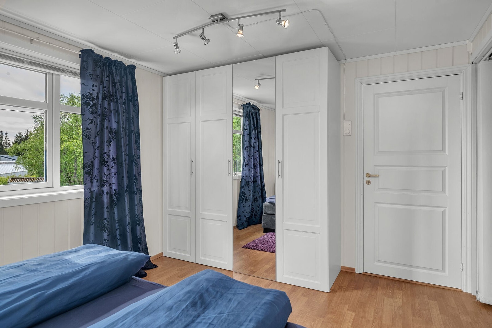 Rommet har plass til en stor, frittstående garderobeløsning. Galleribilde
