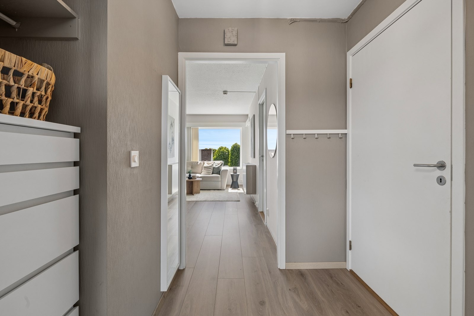 Romslig entré god plass til oppbevaring. Galleribilde