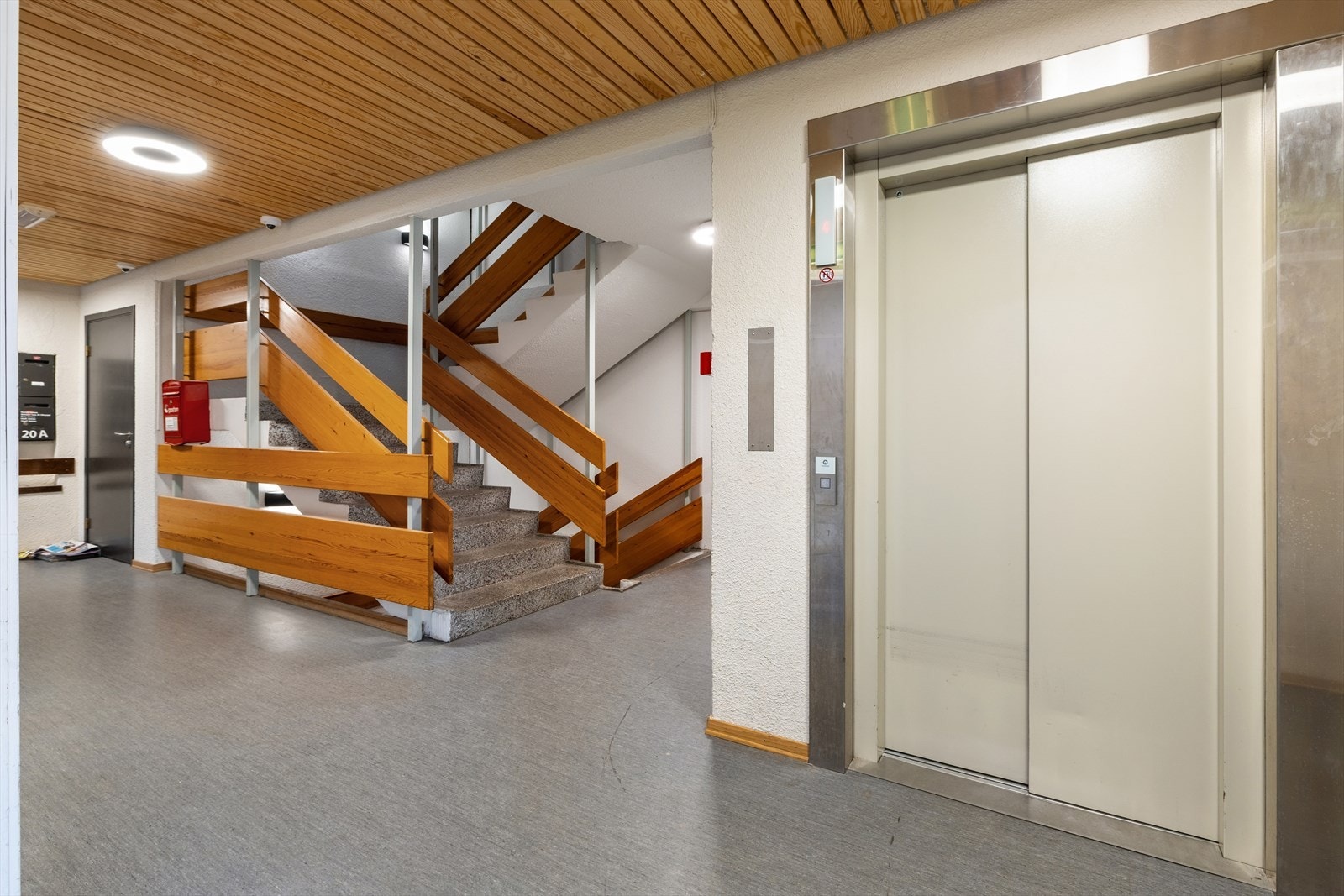 Det er heisadkomst via felles inngang til leiligheten og kjeller. Galleribilde