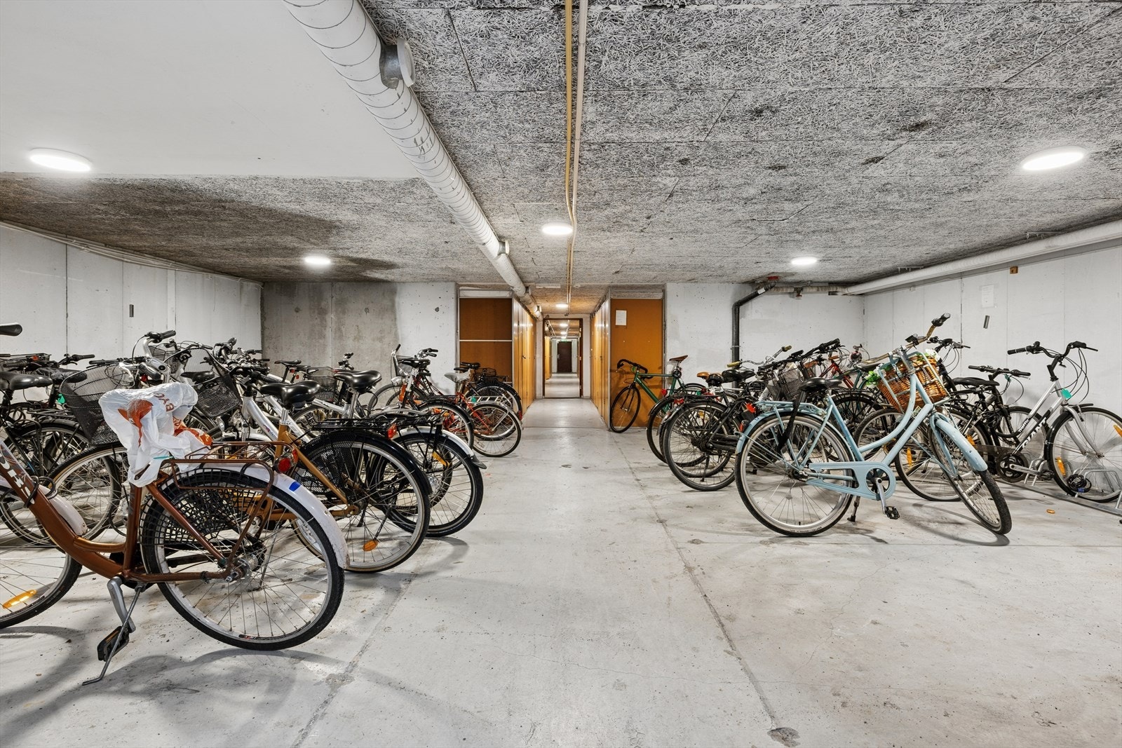 Stor sykkelparkering i kjeller. Galleribilde