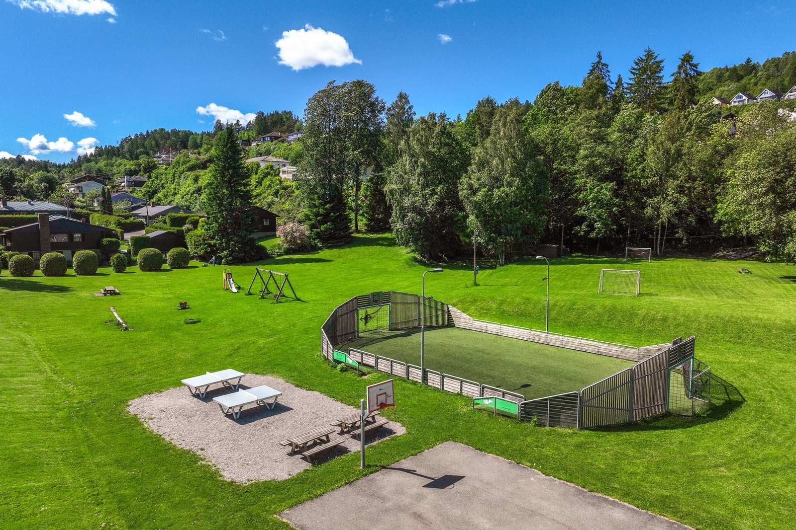 I Eventyrveien er en meget fin lekeplass, med ballbinge, basketbane og store grøntarealer Galleribilde