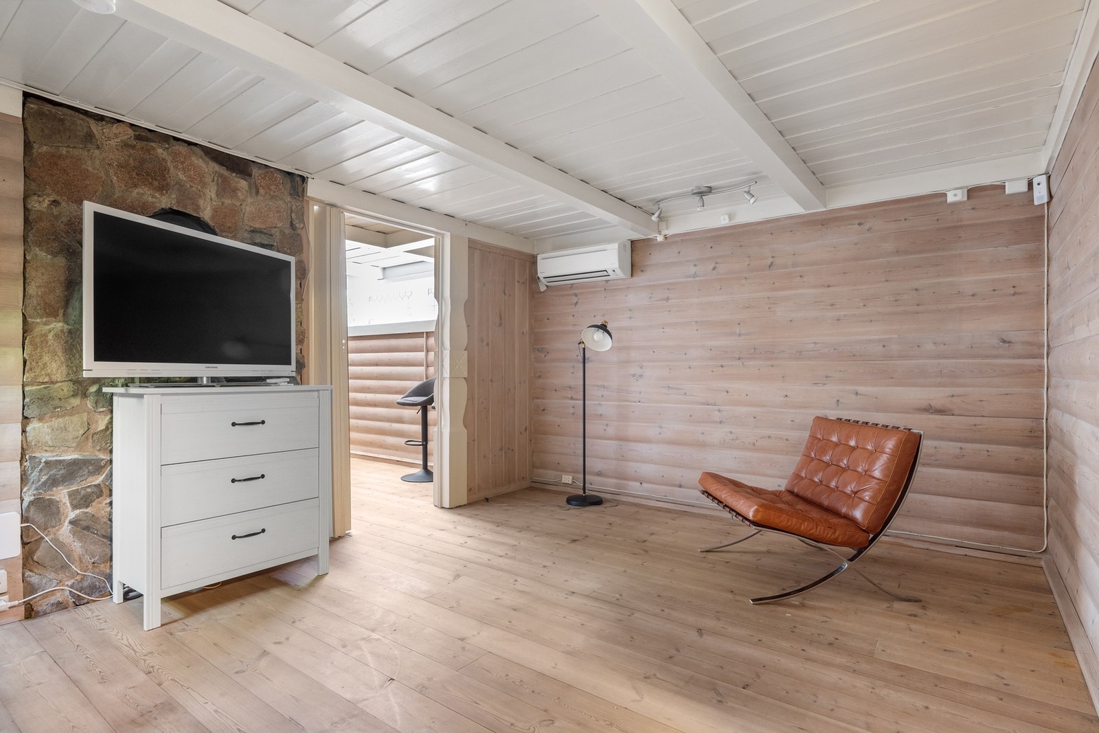 I kjellerstuen er det i tillegg til peis, installert varmepumpe Galleribilde