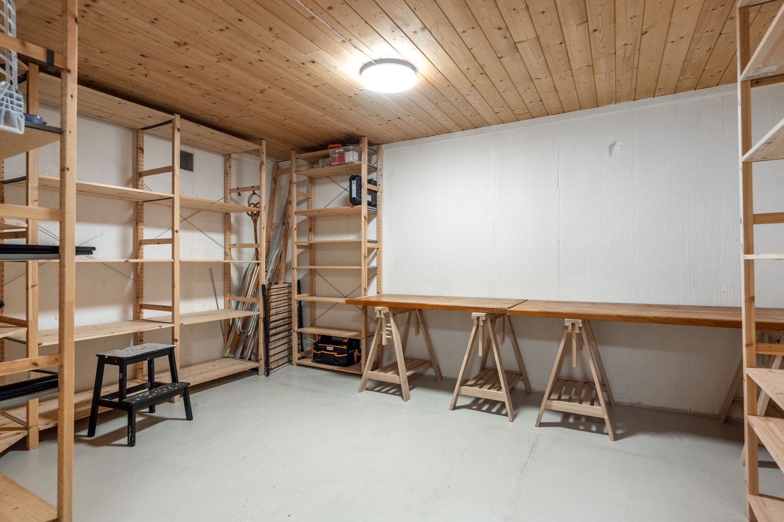 Stor bod med mye oppbevaringsplass Galleribilde
